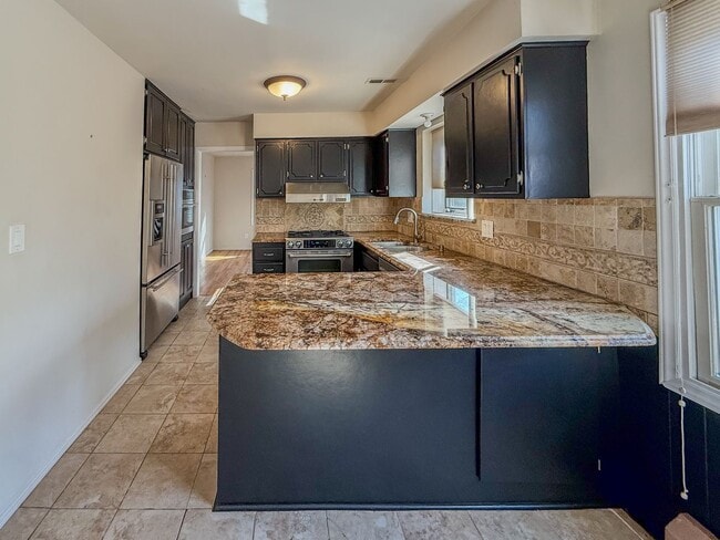Building Photo - Spacious Home
