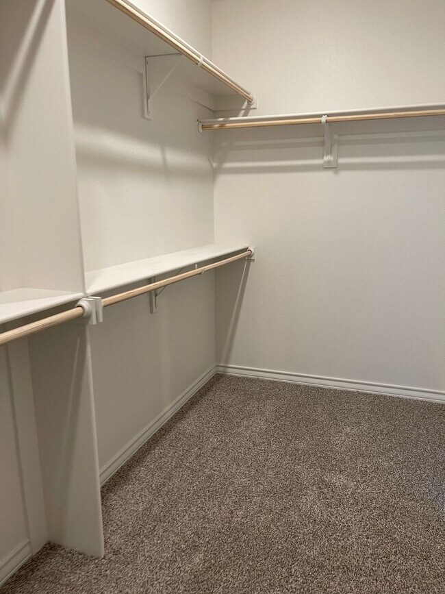 Foto del edificio - 4 bed 2 bath 2 car garage Frenship ISD!