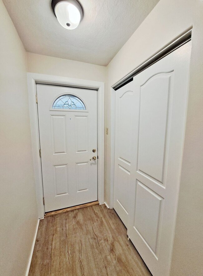 Foto del edificio - 3 Bed / 1-1/2 Bath Single Family Home w/ 2-Car Garage
