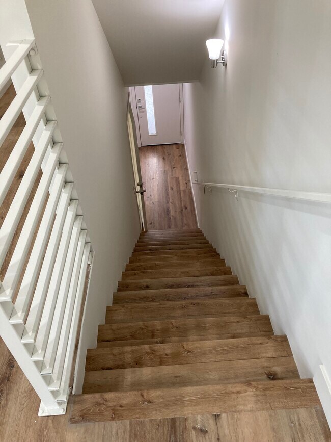 1ª escalera a la sala de estar - 648 N Serrano Ave