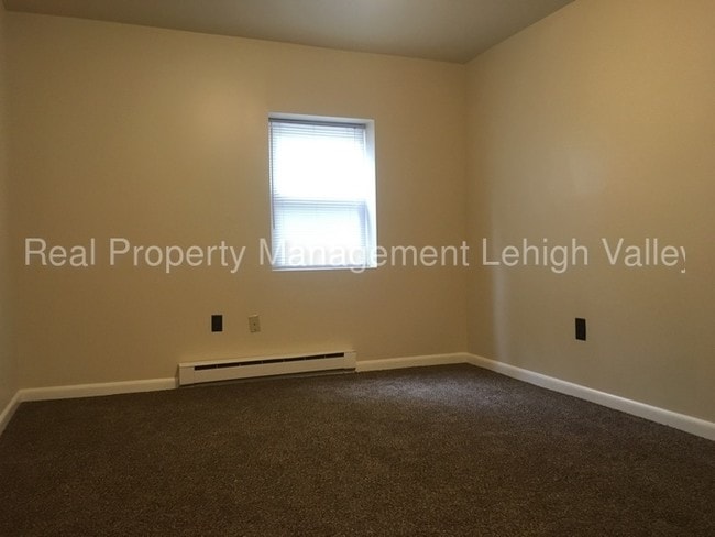Building Photo - Three bedroom apartment available today!