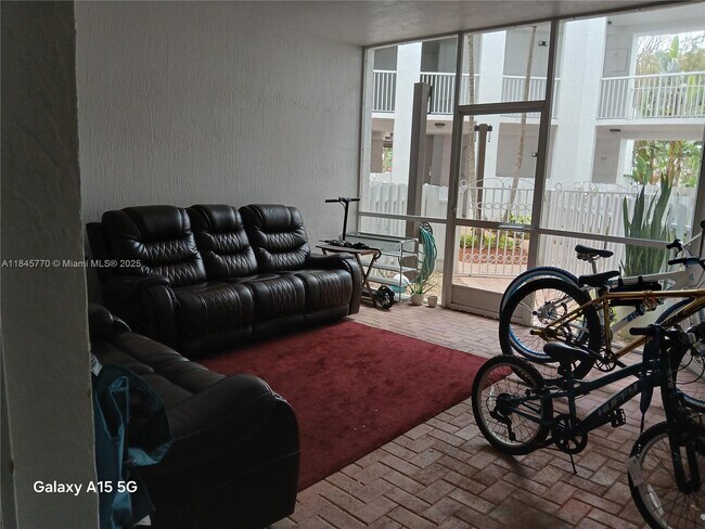 Foto del edificio - 10730 NW 66th St