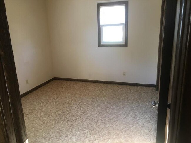 Building Photo - 605 N Dirks St