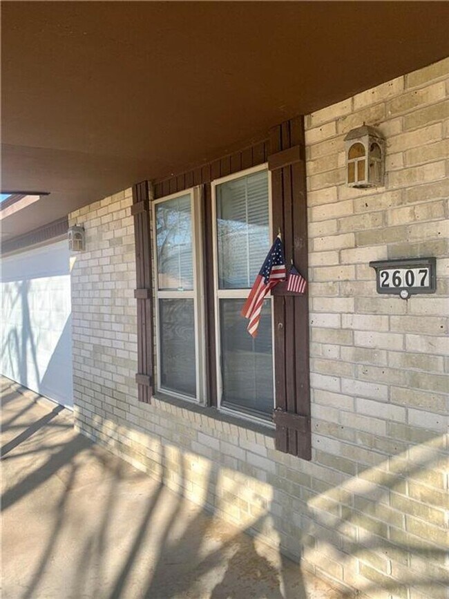 Foto del edificio - Charming Home with Open Kitchen, Fireplace & 2-Car Garage