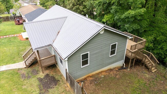 Foto del edificio - Charming Radford Home with Peaceful Back Deck