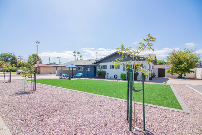 Foto del edificio - 4335 E Clarendon Ave