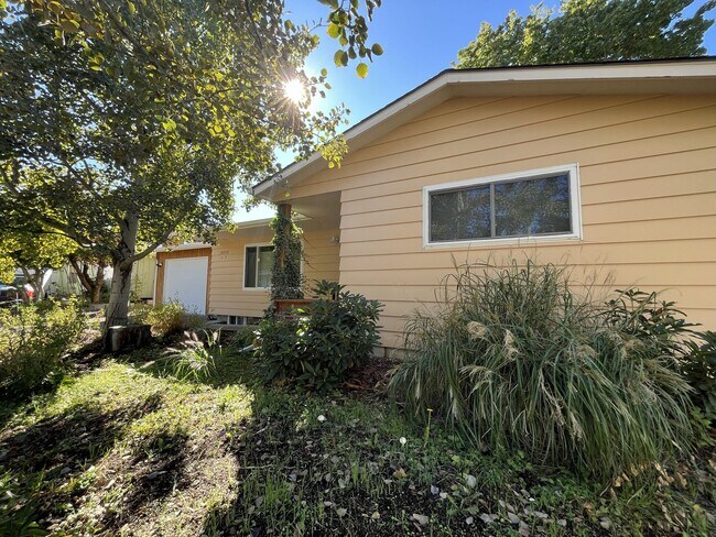 Foto del edificio - Classic Comfort Meets Modern Style in This Updated 2-Bedroom Basement Unit with Modern Finishes &...