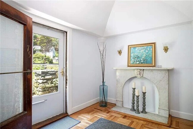 Foto del edificio - 75 Green End Ave