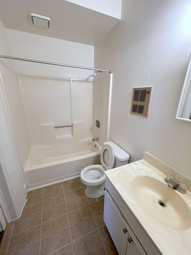 Building Photo - 203-2 6th