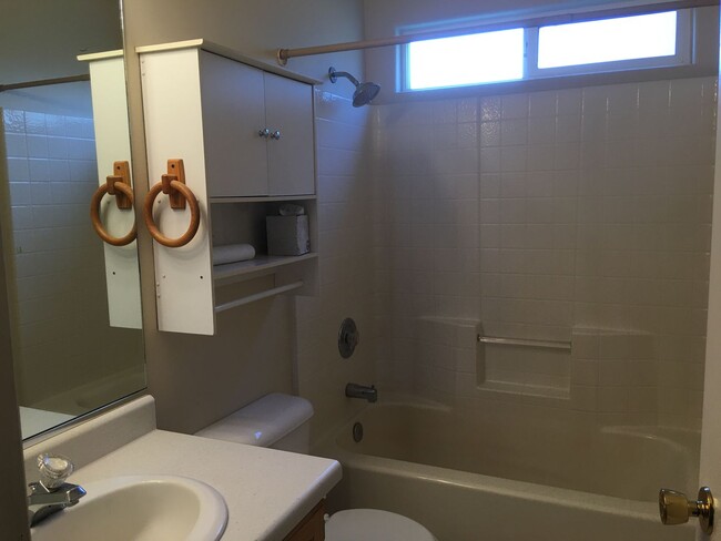 Building Photo - Spacious Home in New Harmony