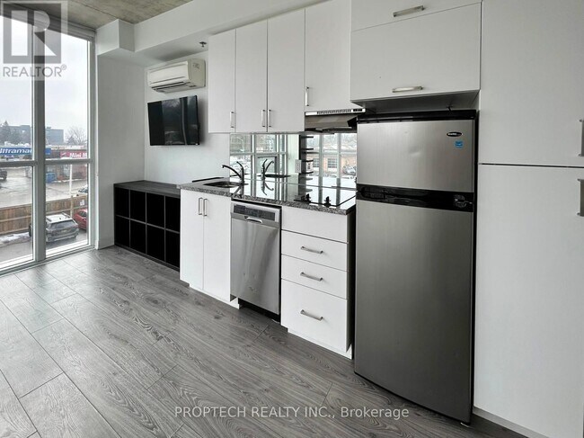 Photo du bâtiment - 1900 Simcoe St N