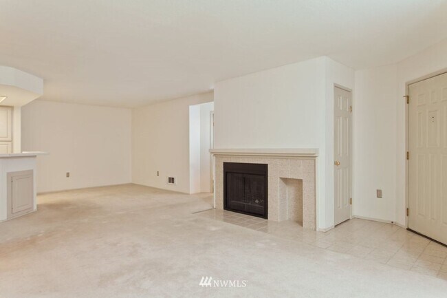Building Photo - LOCATION, LOCATION, LOCATION wonderful 2 b...