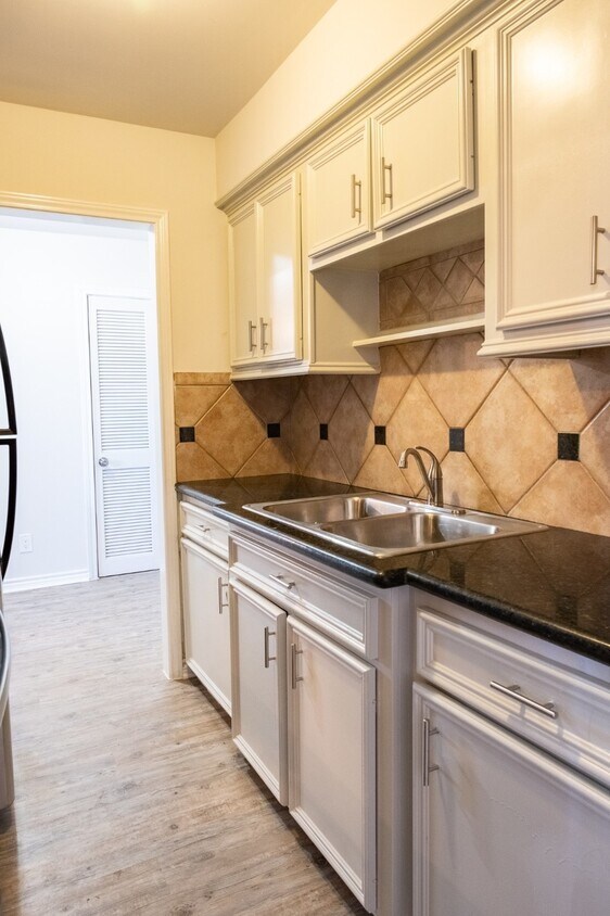 Foto principal - 2801 Carrolton St