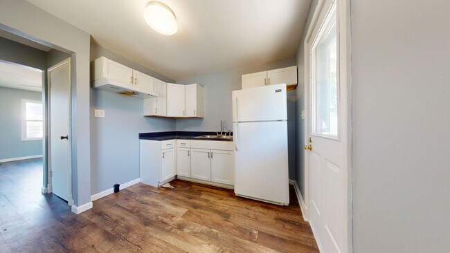Foto del edificio - Cute Single story ranch with basement, 1 c...
