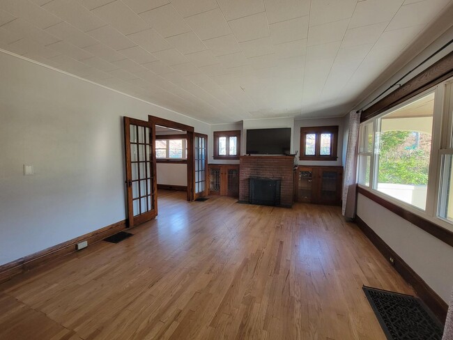 Building Photo - 4 Bed 1.5 Bath Traditional Craftsman Home ...