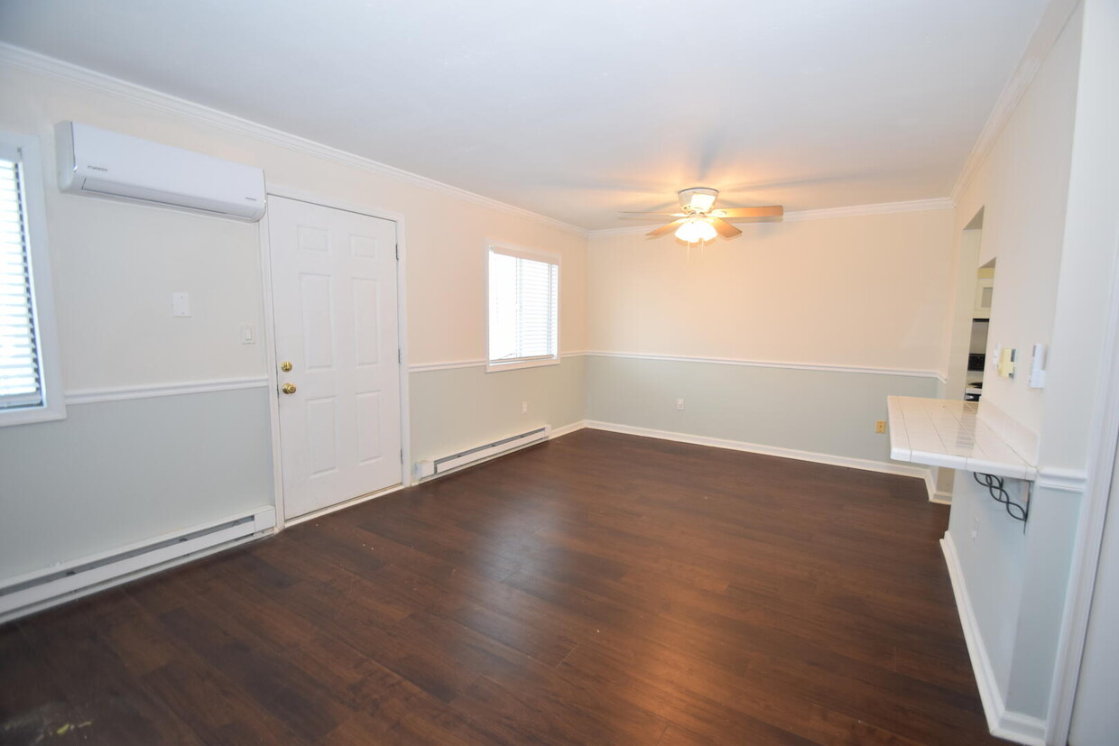 Living/Dining Area - 511 Robin Dr