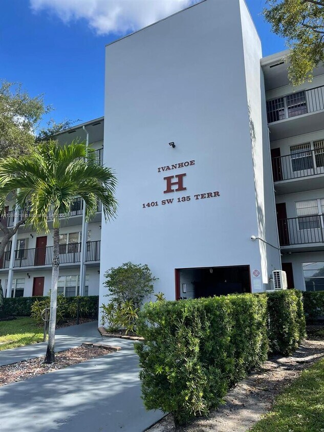 Primary Photo - 1401 SW 135th Terrace