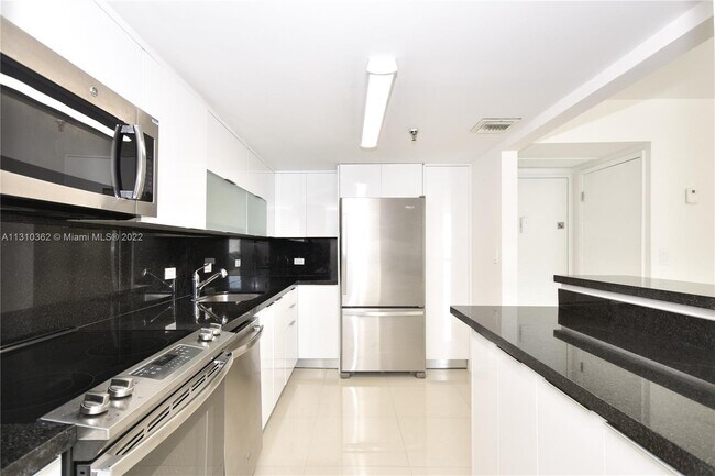 Building Photo - 20505 E Country Club Dr
