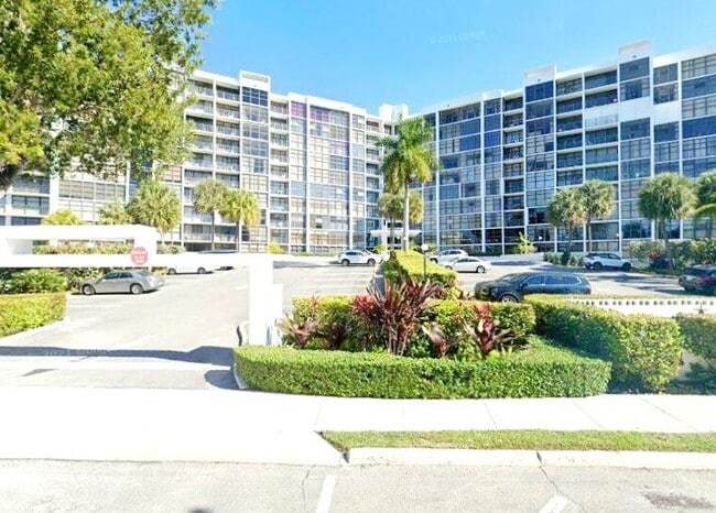 Building Photo - 200 Leslie Dr