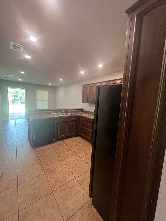 Foto del edificio - Spacious 3 Bedroom /2 Bathroom Home
