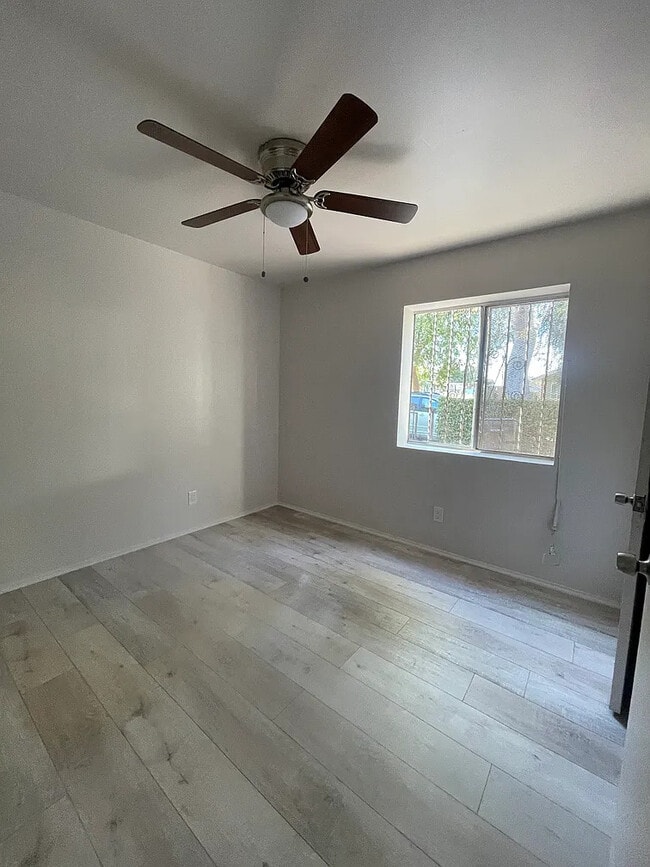 Building Photo - 118 E 84th Pl