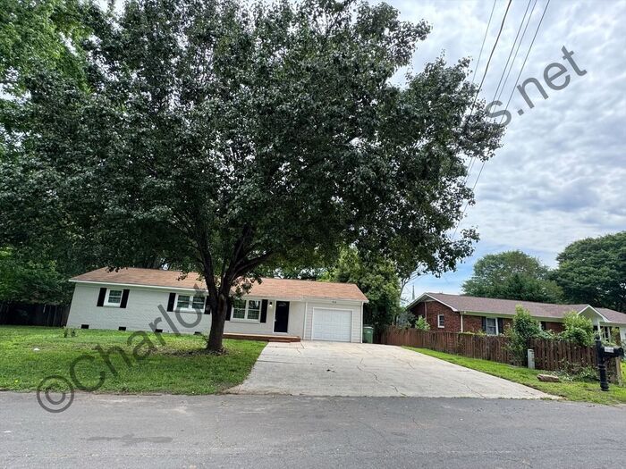 Primary Photo - Nice brick ranch home with attached garage