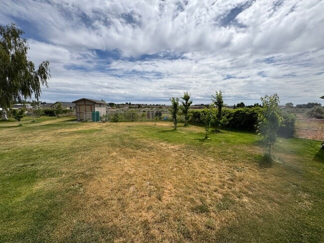 Building Photo - Home with a Lake View