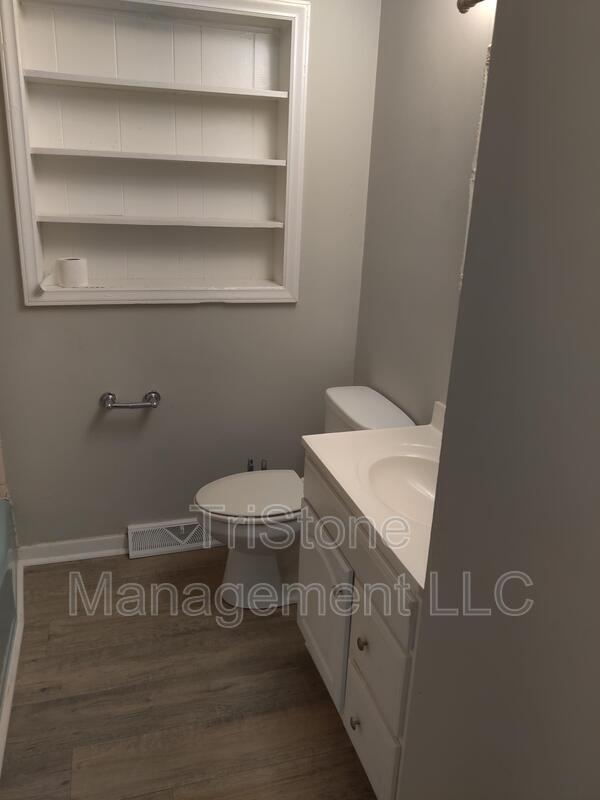 Building Photo - 2231 English Dr