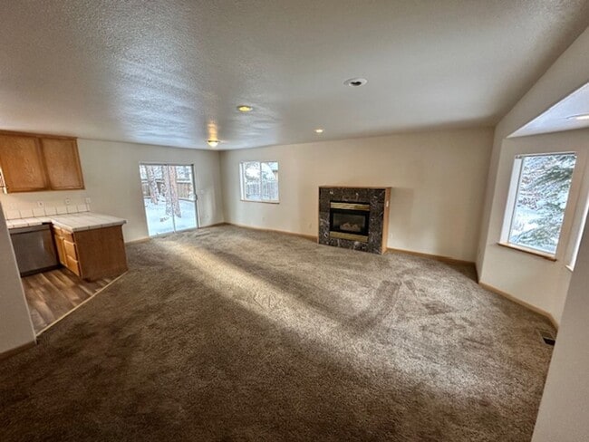 Building Photo - Large 3BR 2Bath Home with balcony availabl...