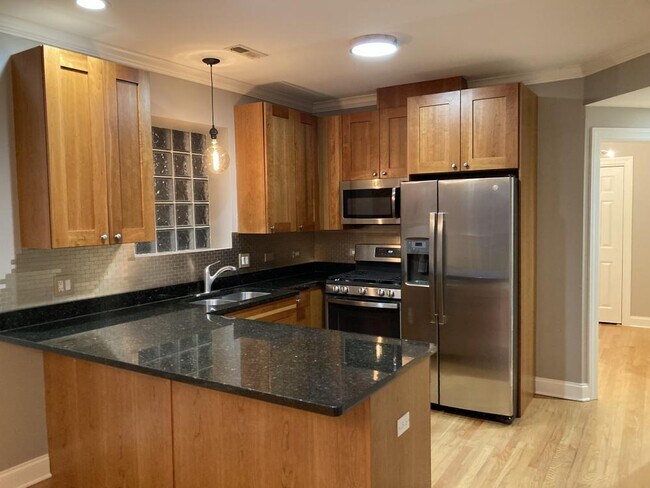 Building Photo - 2 bedroom in Chicago IL 60640