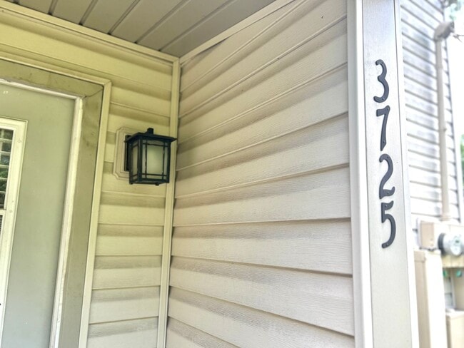 Building Photo - Charming 2 bedroom, 1.5 bath East Fayettev...