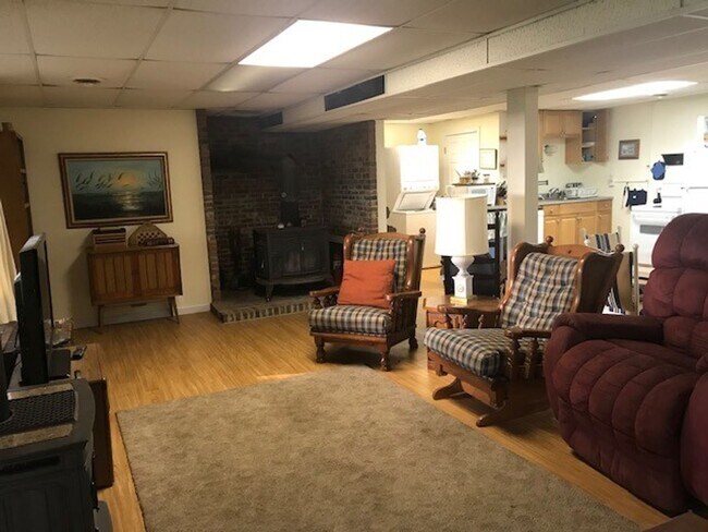 Building Photo - Private Basement Apartment- Fully Furnished