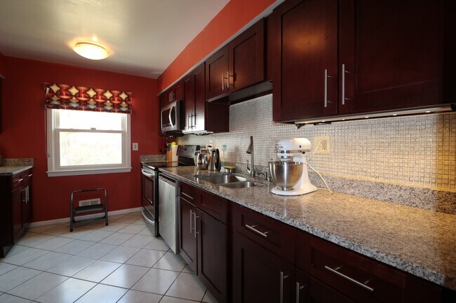 Building Photo - Spectacular 4 Bedroom, 3.5 SFH - Fenced Ya...