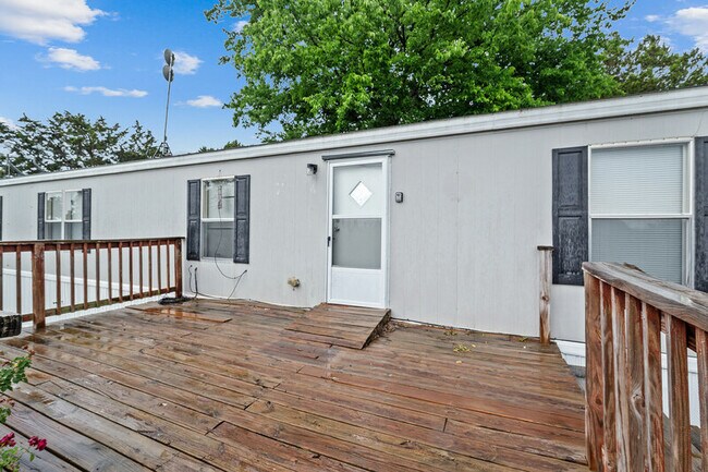 Building Photo - 4940 Peachtree Cir