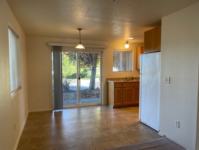 Foto del edificio - Very Nice Two Story 2 Bedroom 1.5 Bathroom...