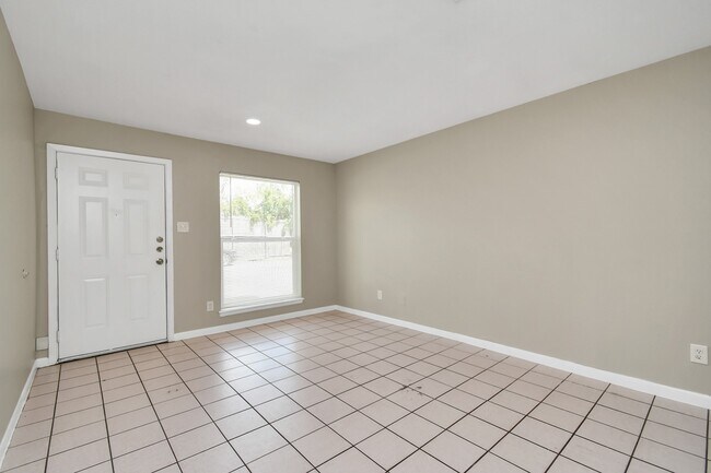 Building Photo - 1736 Crestdale Dr