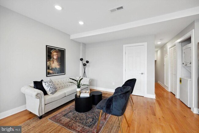 Foto del edificio - 2827 W Girard Ave