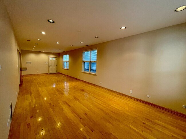 Building Photo - 2445 N Greenview Ave