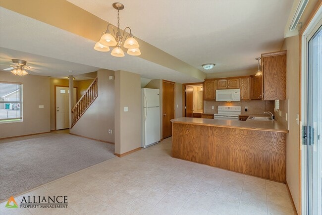 Building Photo - Spacious Duplex ~ Open Kitchen with Breakfast Bar!