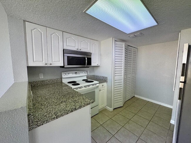 Building Photo - Contemporary Townhome for Rent in Davenpor...
