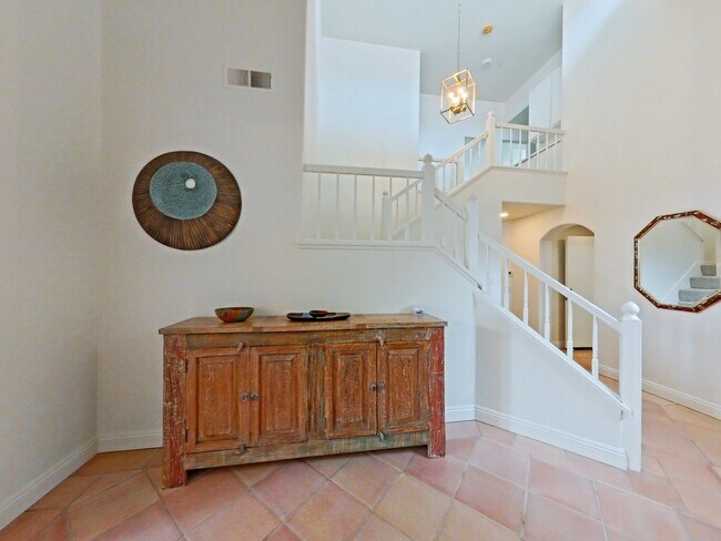 Building Photo - FURNISHED - Elegant 3 bedroom with office ...