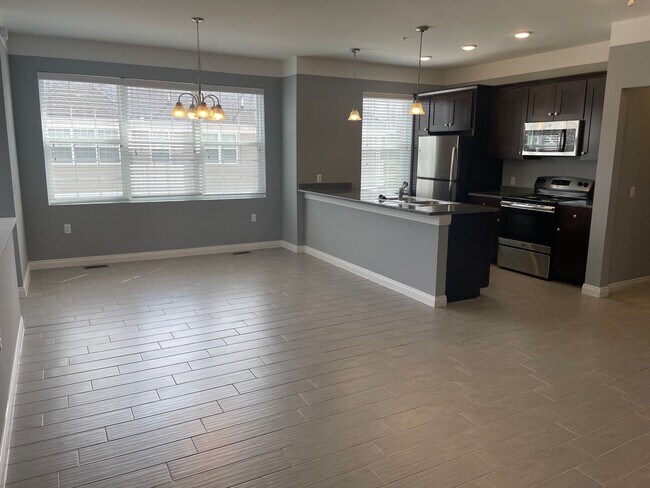 Foto del edificio - 3-Bedroom, 2-Baths, 1350 SF condo-style apartment, Upper Unit in Shelby Township.