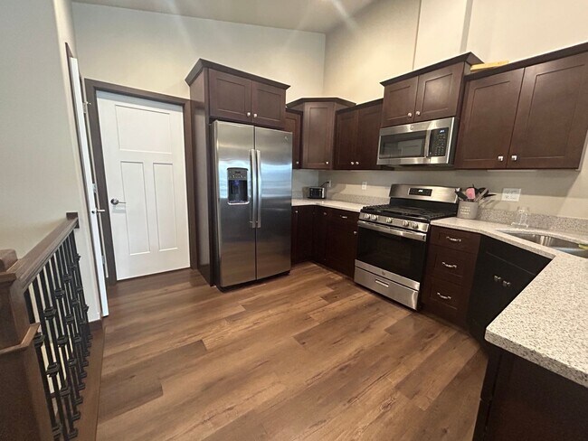 Foto del edificio - $2,200 | 4 Bedroom, 3 Bathroom House | Pet...