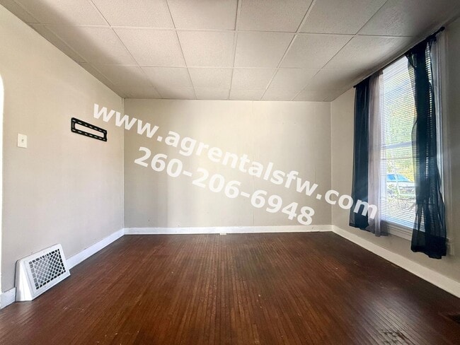 Building Photo - 3 Bedroom House