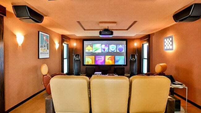 Foto del edificio - Downtown HB Furnished Flexible Term Rental