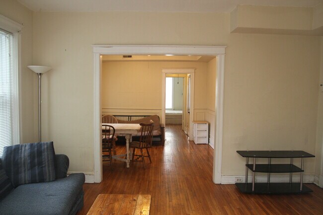 Building Photo - 517 Kingsland Ave