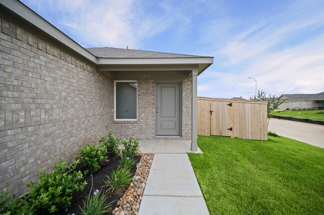 Building Photo - 702 Umbrella Tree Dr