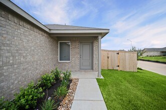 Building Photo - 702 Umbrella Tree Dr