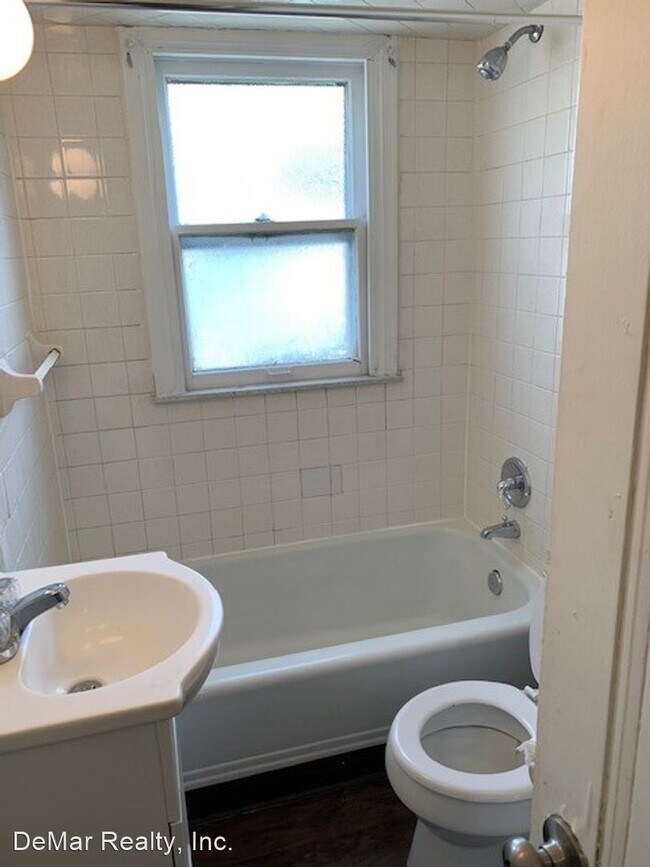 Building Photo - 3 br, 1.5 bath House - 110 Hollywood Ave