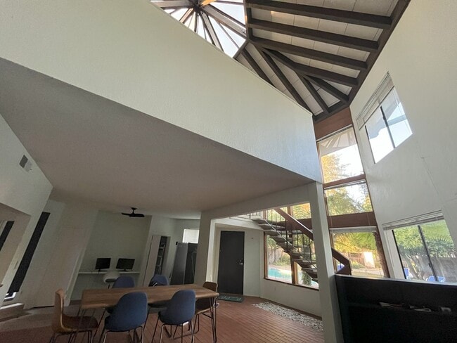 Building Photo - Rare East Sac Condo Available Right Next to Sac State!  Offered Fully Furnished! Amazing price pe...